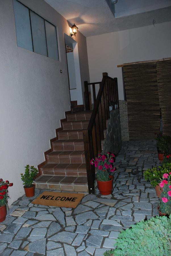 Bed & Breakfast Local Living Edi Berat Luaran gambar