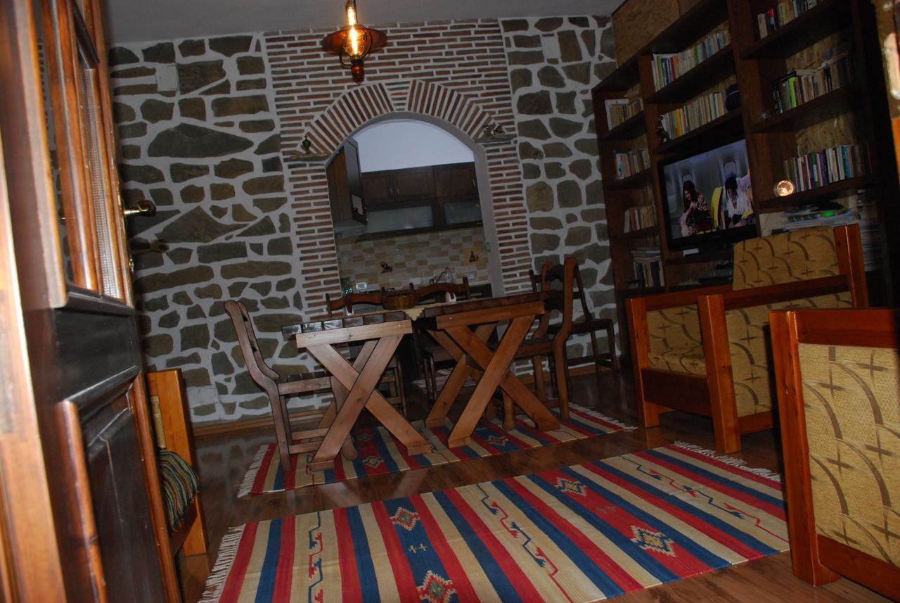 Bed & Breakfast Local Living Edi Berat Luaran gambar