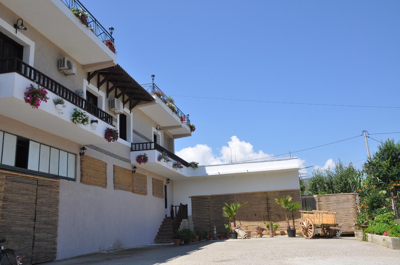 Bed & Breakfast Local Living Edi Berat Luaran gambar