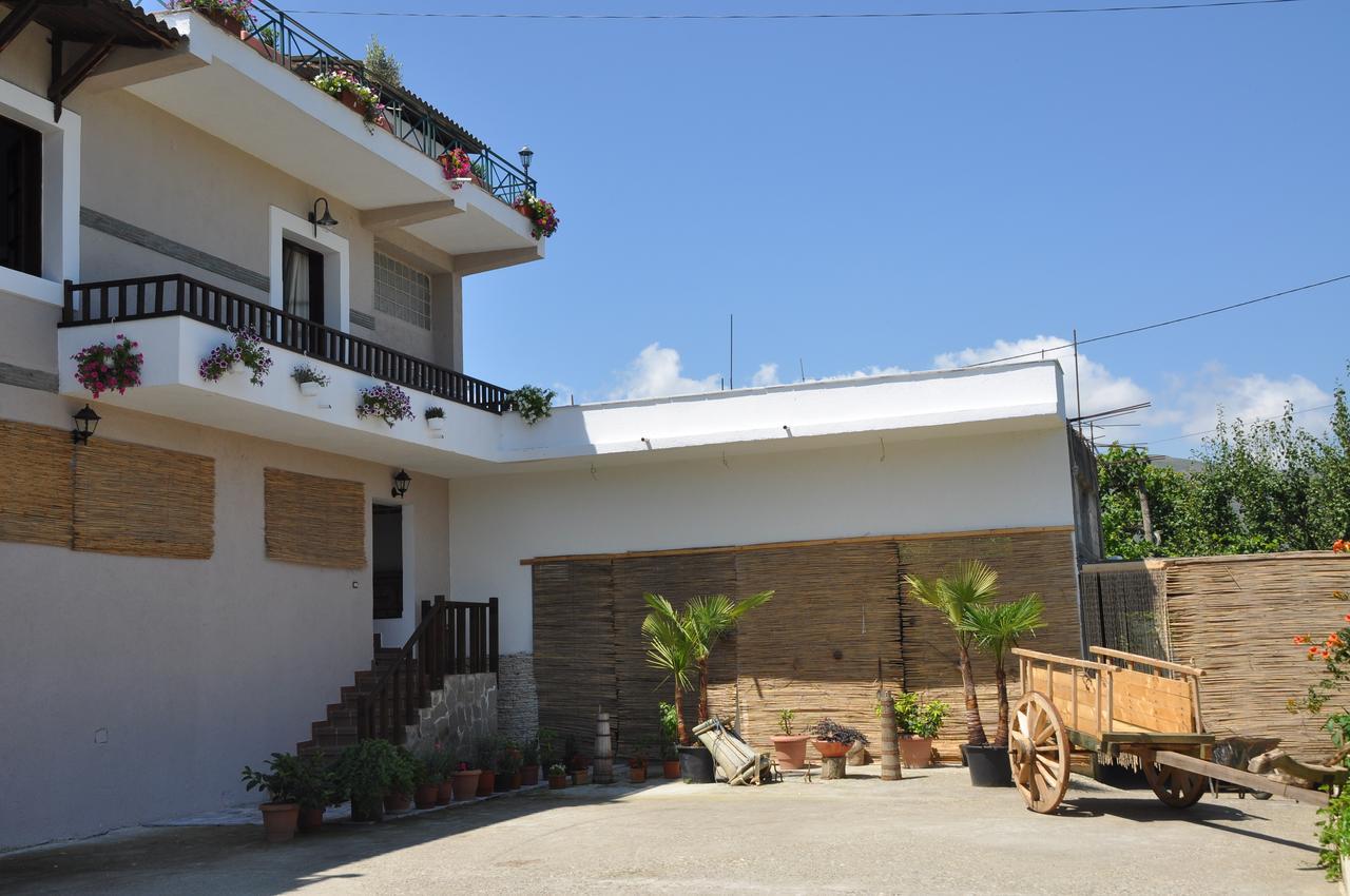 Bed & Breakfast Local Living Edi Berat Luaran gambar