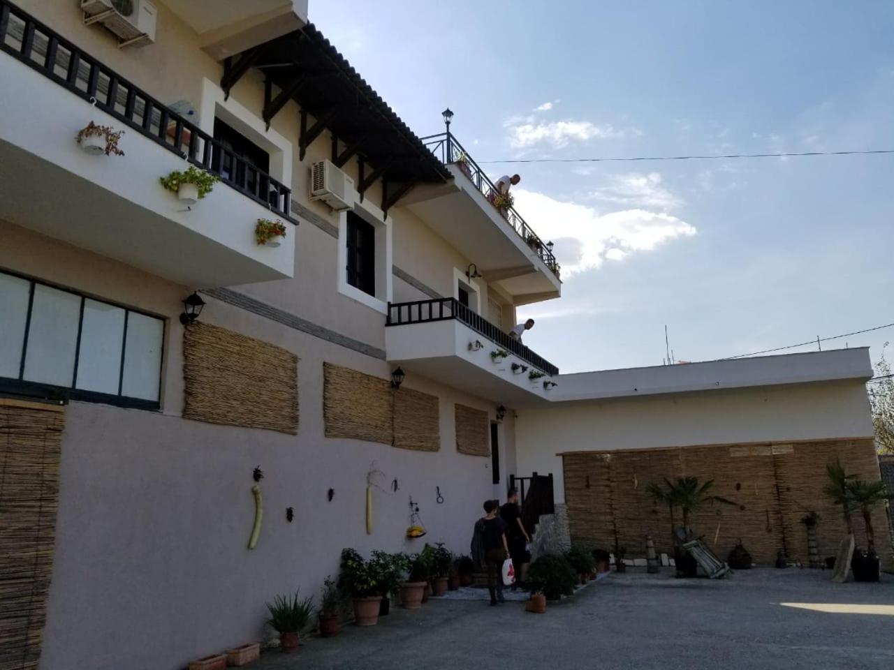 Bed & Breakfast Local Living Edi Berat Luaran gambar